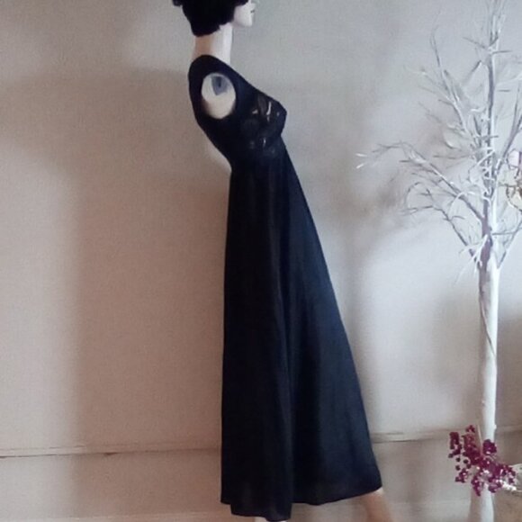 Olga Vintage NWT Black Long Flowing  Negligee Size M And Vanity Fair Negligee 36 - Picture 4 of 15